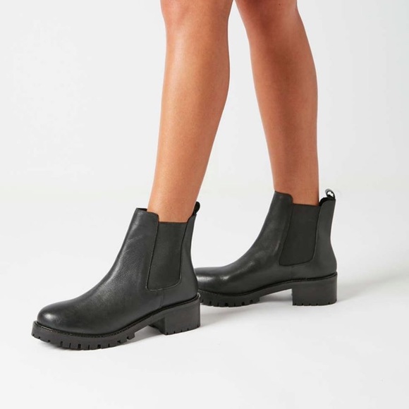 Urban Outfitters Shoes - Urban Outfitters Zoe Chelsea Boot NWT